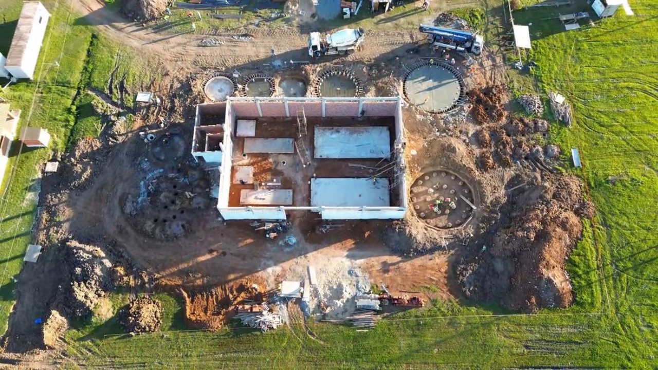 Tinglado con base de Hormigón Armado para maquinarias pesadas. Base civil para tanques API